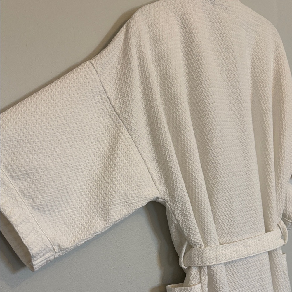 Pure Body White Waffle Textured Robe - Picture 4 of 8
